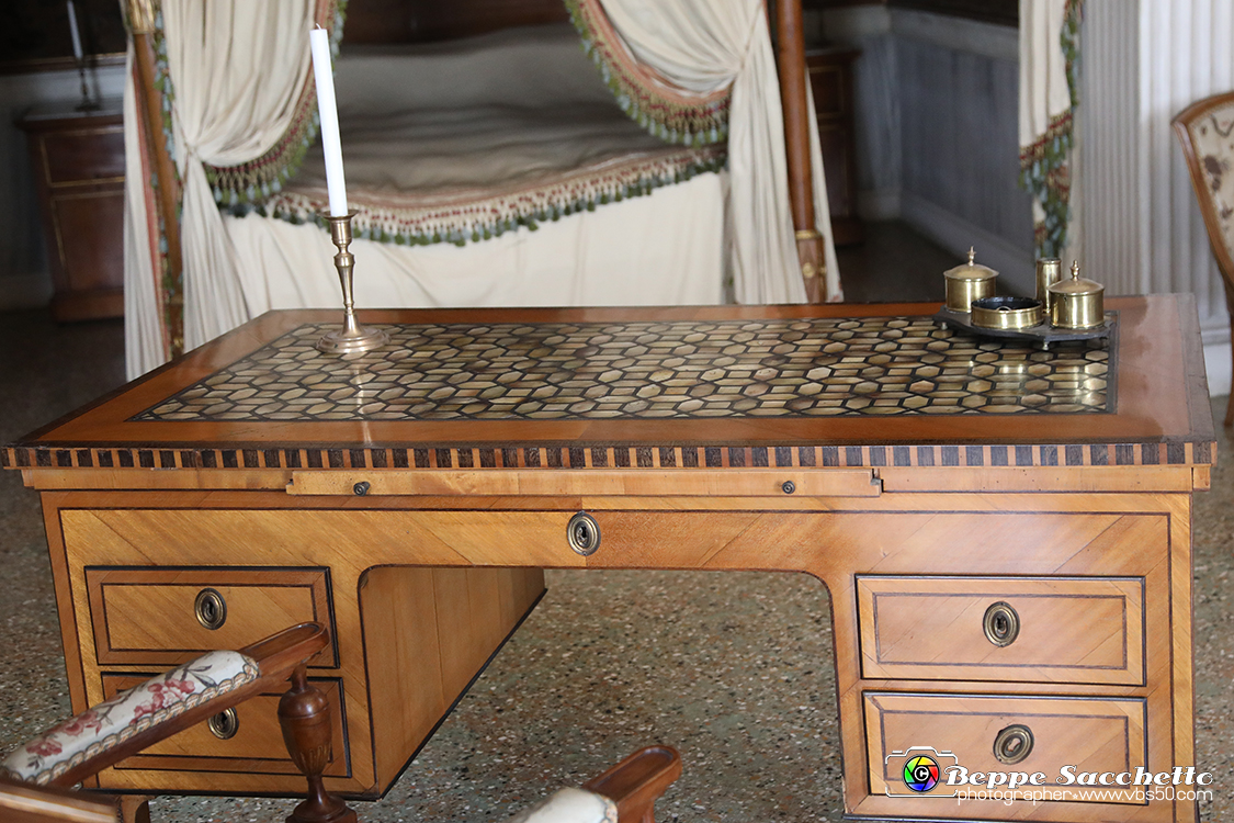 VBS_6702 - Villa Pisani - Stra (Venezia).jpg - STANZA DA LETTO DEL VICERE' EUGENIO DE BEAUHARNAIS  Questa camera da letto fa parte dell'appartamento del viceré Eugenio realizzato ai primi dell'Ottocento. Il letto a baldacchino è stato inserito nella preesistente struttura ad alcova: ai lati si trovano due porte, quella di sinistra comunica con un piccolo camerino di servizio, quella di destra dà accesso attraverso una scala al magnifico bagno al piano terreno. 